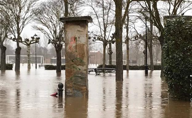 El Nela se desborda en Villarcayo e inunda calles, carreteras y edificios