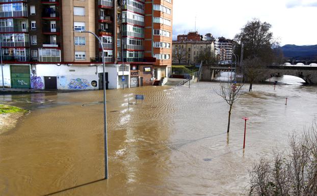 El Ebro se estabiliza en Miranda, que reabre calles pero con vecinos realojados