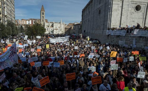 Miles de personas reclaman en Valladolid una sanidad pública de calidad y la dimisión de Sáez