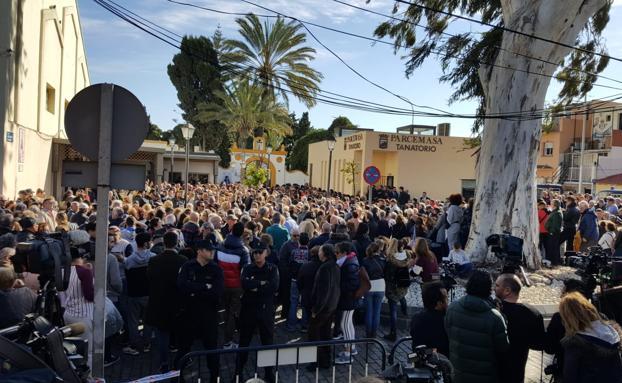 Último adiós a Julen entre lágrimas, flores y aplausos