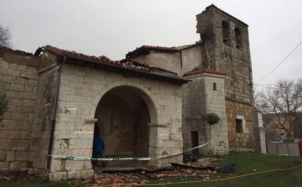 Un convenio entre el Arzobispado y Arraya de Oca rehabilitará la cubierta de la iglesia quemada