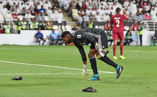 Lluvia de zapatos tras caer Emiratos Árabes en la Copa de Asia