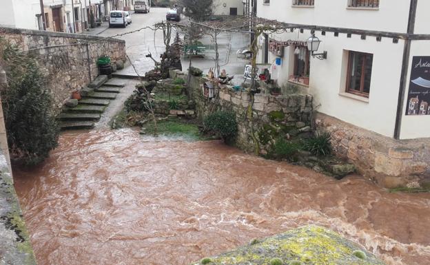 El Arlanza se desborda a su paso por Covarrubias y Lerma entra en alerta