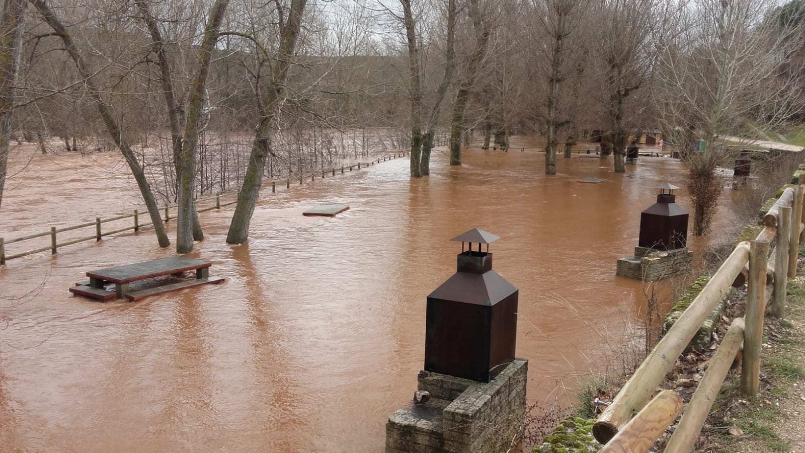 El río Arlanza se desborda a su paso por Covarrubias y Lerma se encuentra en situación de alarma