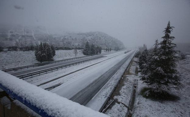 La nieve mantiene cerrados al tráfico diez tramos de carreteras en Castilla y León