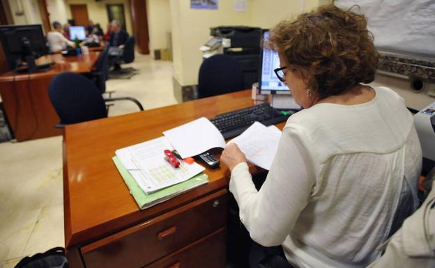 Las mujeres ganan 1.725 empleos públicos en cinco años en Castilla y León