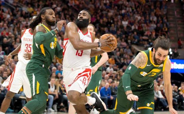 Un imparable Harden vuelve a superar los 30 puntos frente a los Jazz de Ricky Rubio