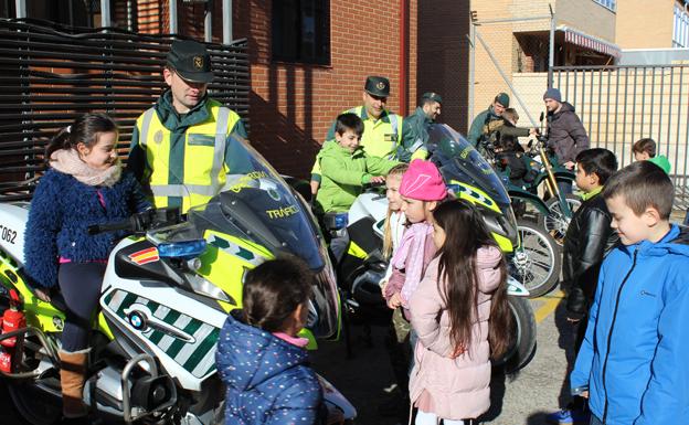 Un total de 46 niños del CEIP Juan de Abascal de Briviesca visitan el cuartel de la Guardia Civil