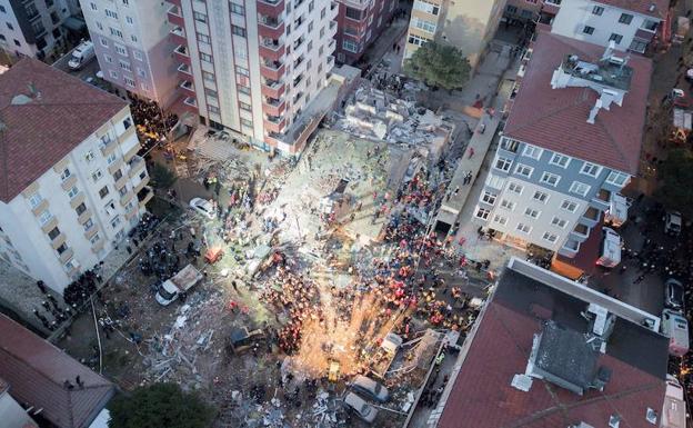 Un muerto y cuatro personas sepultadas al derrumbarse un edificio en Estambul