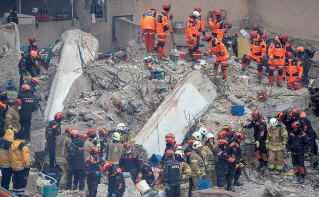 Aumentan a catorce los muertos por el derrumbe del edificio en Estambul