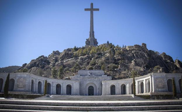 El Gobierno ya asume que la exhumación de Franco no será posible esta legislatura