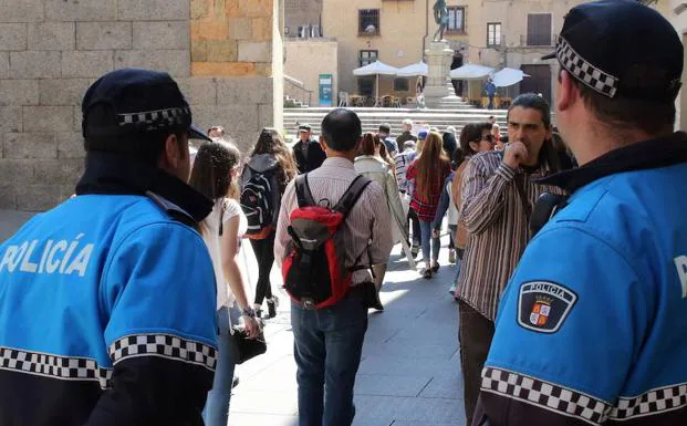 Una turista fotografía a la ladrona que le roba la cartera en Segovia