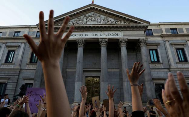 Los huérfanos por la violencia machista cobrarán un mínimo de 600 euros al mes