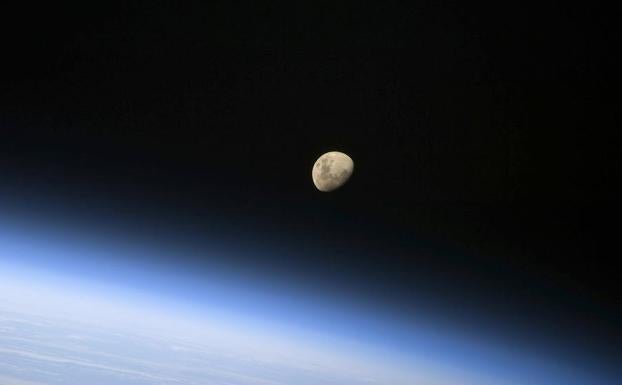 La atmósfera terrestre se extiende más allá de la Luna