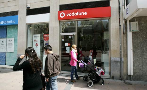 Vodafone llega a un acuerdo con los sindicatos y rebaja el ERE a 1.000 empleados