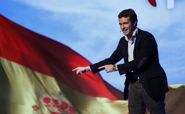 Casado pide a los suyos que «no se relajen» porque el PP es la única alternativa a «un frente popular»