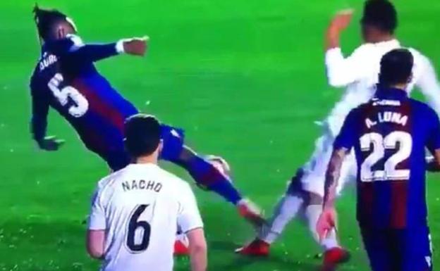 El Atleti ironiza con el penalti a Casemiro y Carvajal contesta