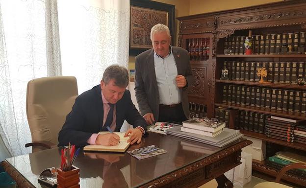 Burgos refuerza su colaboración institucional con Jaén durante la visita a Cabra del Santo Cristo