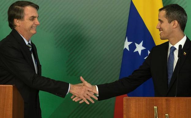 Bolsonaro recibe con honores a Juan Guaidó en el palacio presidencial de Brasil