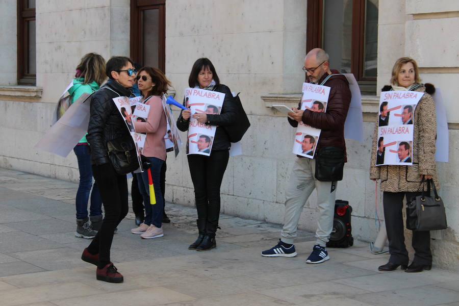 SOI y CCOO protestan frente a la Diputación por los cambios en el organigrama