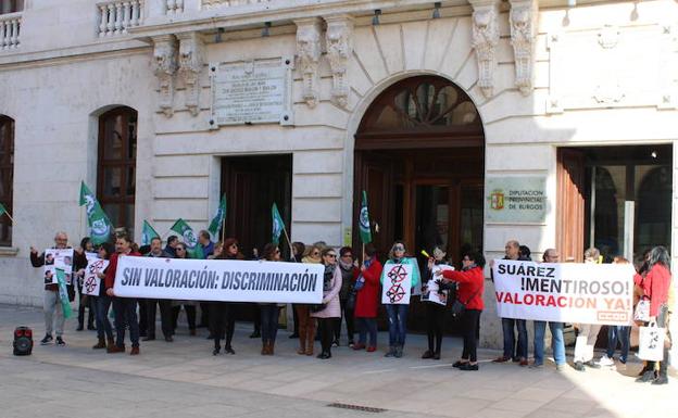 Una veintena de trabajadores de la Diputación protestan contra los cambios del organigrama