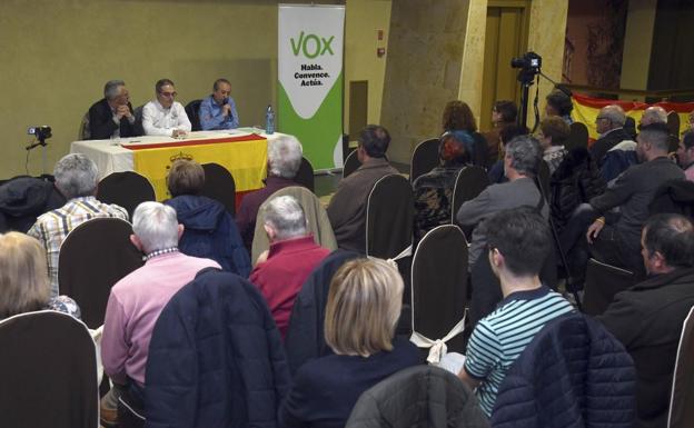 Vox se presenta en Salas de los Infantes entre protestas contra el partido