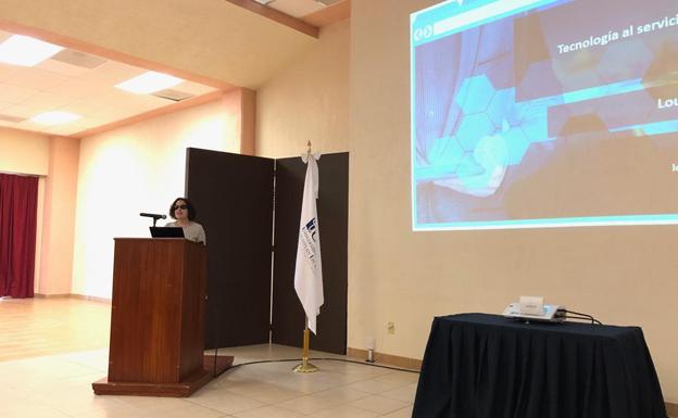 Una profesora de la Universidad Isabel I imparte una conferencia sobre accesibilidad en la Universidad de Cuautitlán Izcalli de México