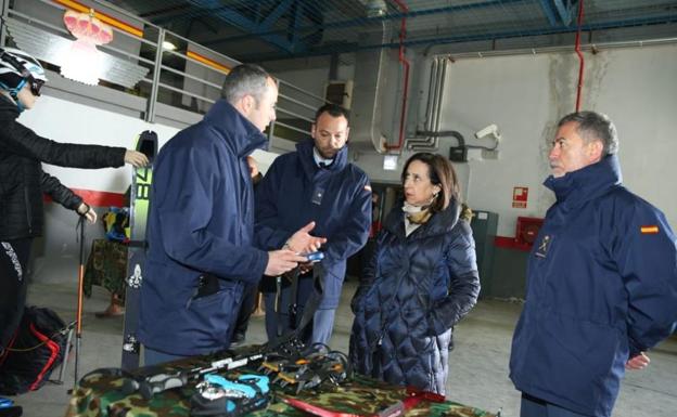 Robles agradece el «esfuerzo y dedicación» del Ejército del Aire tras su visita a Espinosa de los Monteros