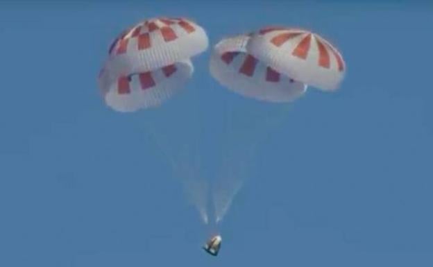 La cápsula Crew Dragon cae en el Atlántico tras su viaje a la Estación Espacial