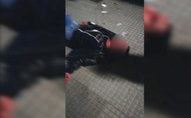 La Policía investiga el vídeo de una brutal agresión a un joven en la madrugada del domingo en el Barrio Húmedo de León