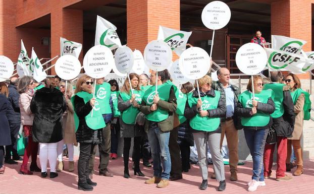 CSIF se moviliza para reclamar las 35 horas a la Junta y pide a los partidos que se «retraten»