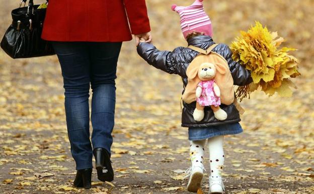 Las españolas siguen entre las que más tarde y menos hijos tienen en la UE