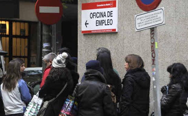 Los parados mayores de 52 años pueden solicitar desde hoy la ayuda por desempleo