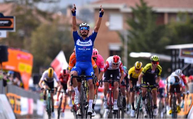 Alaphilippe vence al esprint y Adam Yates se coloca líder