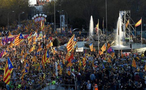 El independentismo presiona al Supremo en una multitudinaria marcha por Madrid