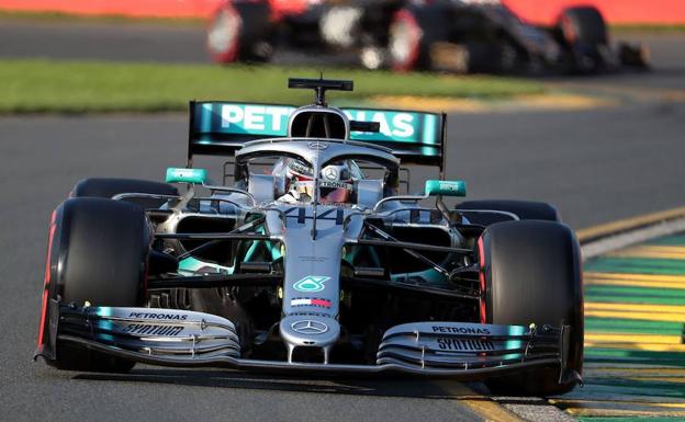 Hamilton logra la 'pole' y saldrá primero en Australia