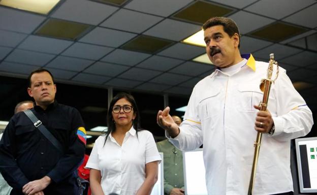 Maduro planea una «profunda reestructuración» del Gobierno