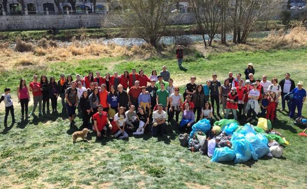 80 voluntarios de Cruz Roja y 250 kilos de residuos menos en el río Arlanzón