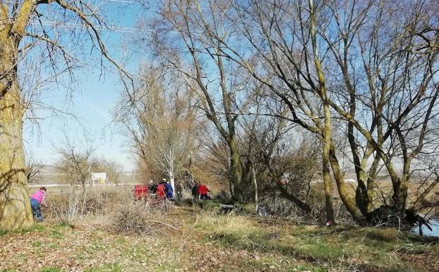La Asociación Viyuela de Frandovínez se queda sola en la limpieza del río tras desentenderse las administraciones