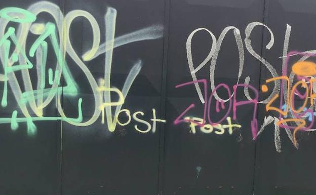 Sorprenden a un adolescente de trece años realizando cuatro grafitis