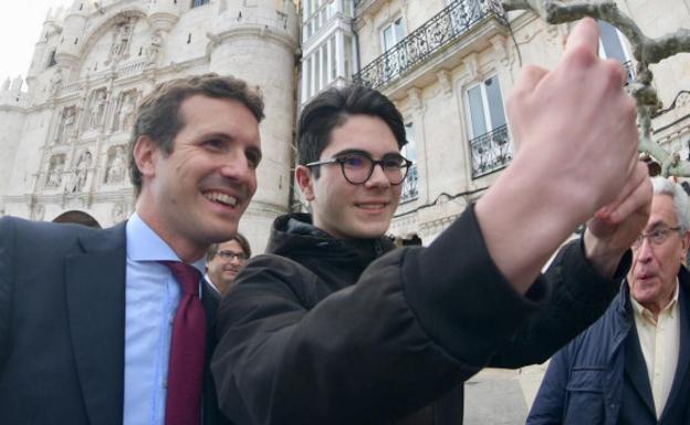 Casado merienda sus «mejores» gildas en Burgos