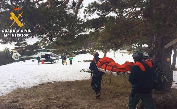 La Guardia Civil rescata a dos montañeros atrapados en la nieve en Siete Picos