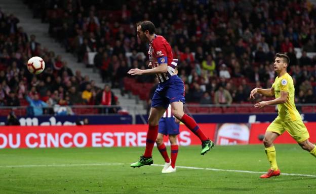 El Atlético gana con un punto de suspense al Girona