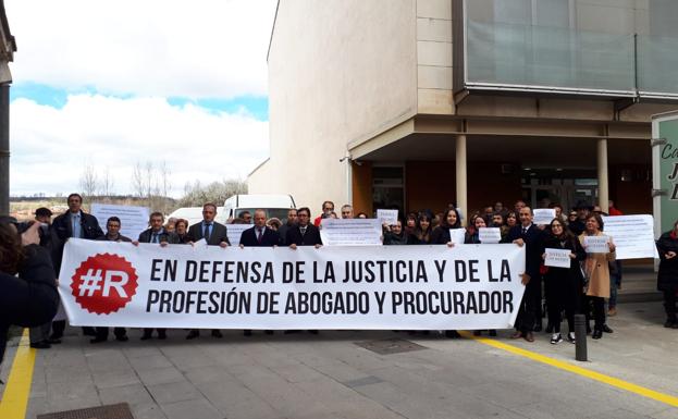 Un centenar de personas se concentran en los juzgados de Salas por un turno de oficio digno