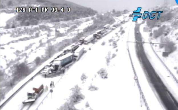 Un accidente múltiple ocasionado por la nieve genera una treintena de heridos y corta durante horas la A-1