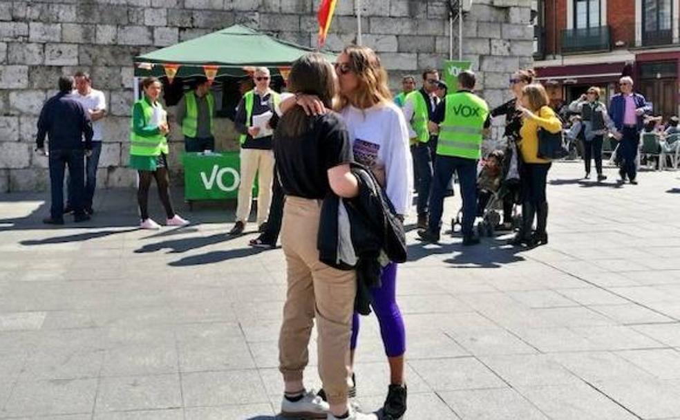 Un beso viral frente a Vox en Valladolid para «defender la diversidad sexual»