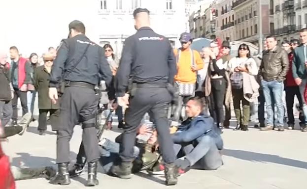 Expendientan a un agente por abuso policial en la Puerta del Sol