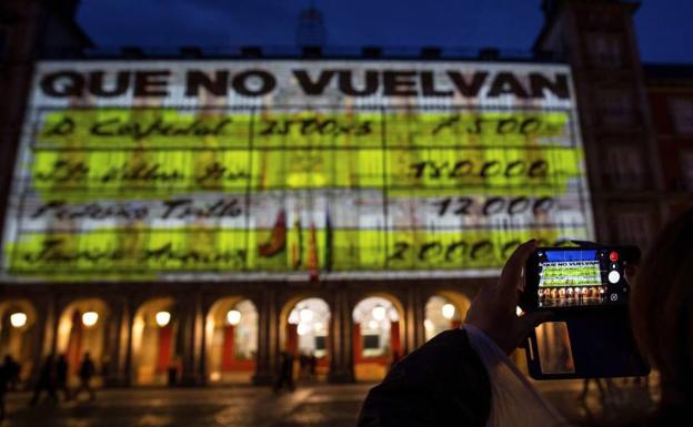 La Junta Electoral expedienta al Ayuntamiento y a Podemos por los 'papeles de Bárcenas' en la Plaza Mayor