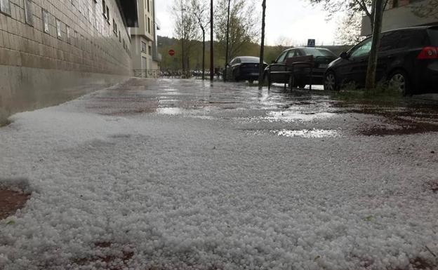 Una tromba de granizo y agua anega varias calles de Valladolid y causa daños en edificios