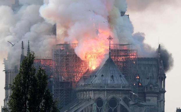 Arde la catedral de Notre Dame de París